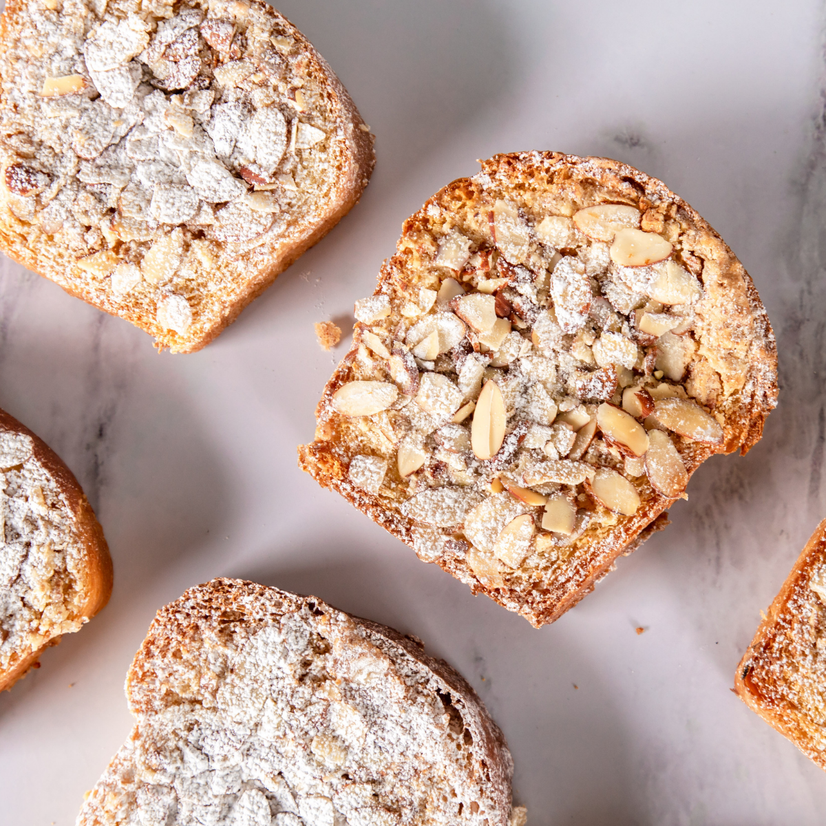 Tostada de pan brioche bañada en almíbar de almendras, cubierta con nuestra crema de almendras y almendras laminadas. Pide ahora online en Valentina Bakery.